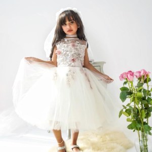 فستان بنأتي شبك لون ابيض صدريه مورده