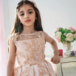 فستان بنأتي لون وردي فاتح أكتاف شبك و تطريز مورد